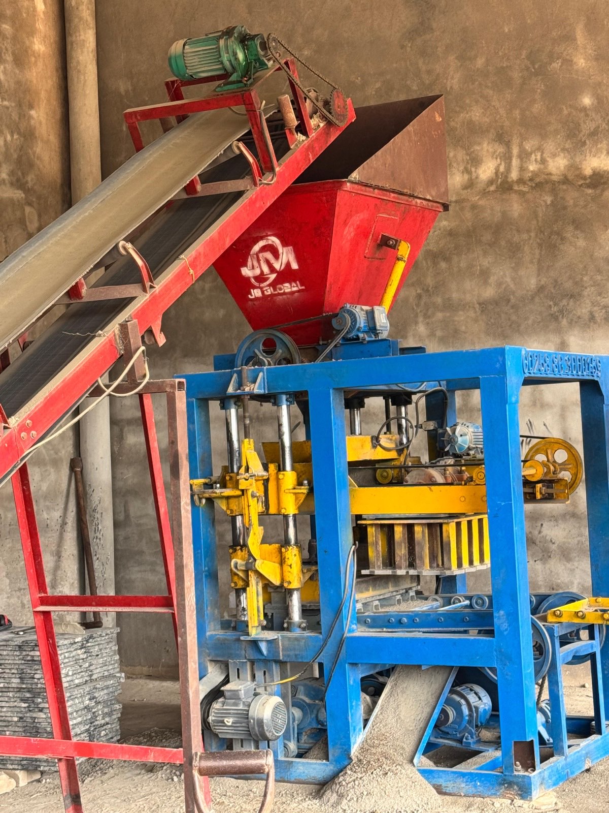 Production unit with hydraulic block and paver machine